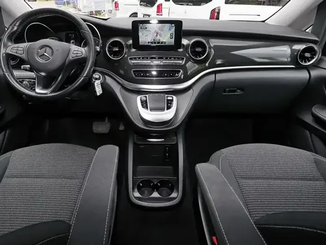 Mercedes-Benz V 220