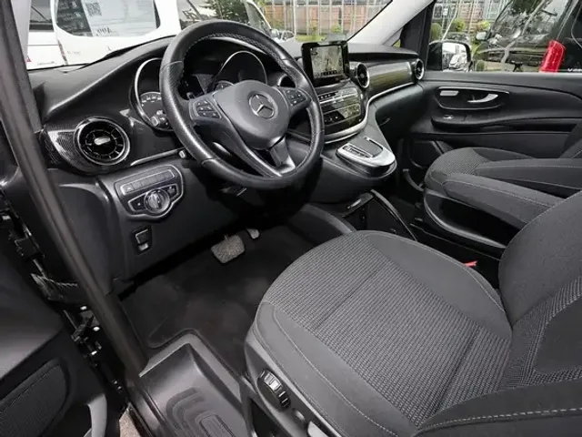 Mercedes-Benz V 220