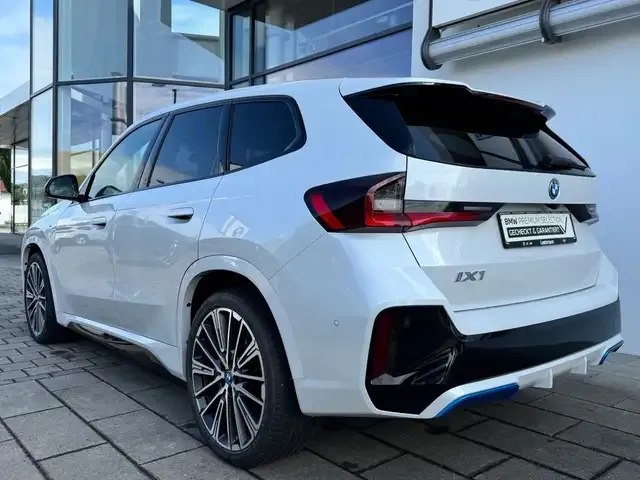 BMW iX1