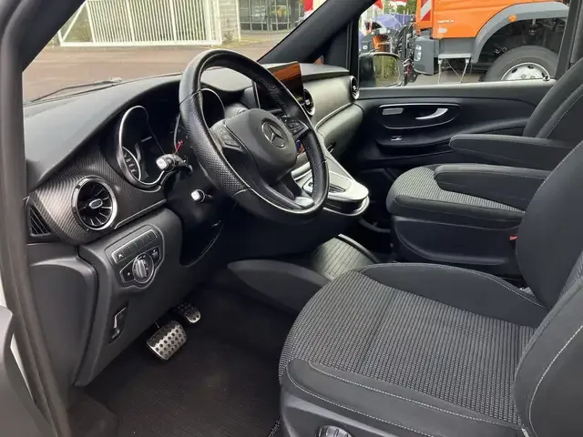 Mercedes-Benz V 220