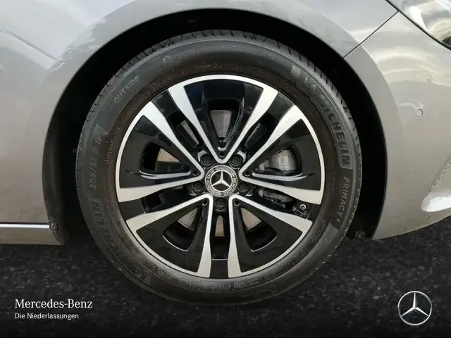 Mercedes-Benz B 220