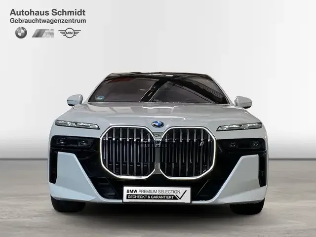 BMW i7