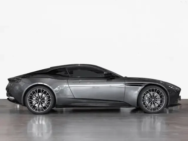 Aston Martin V8