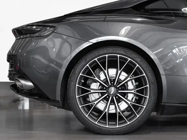 Aston Martin V8