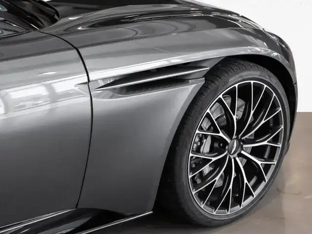 Aston Martin V8
