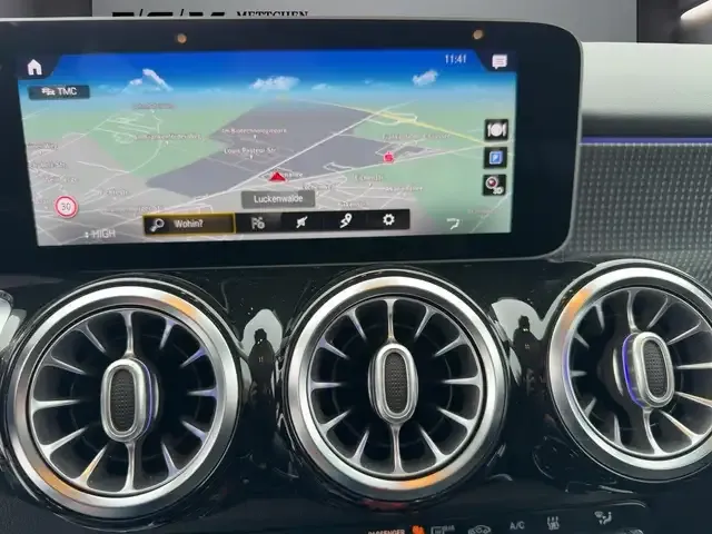 Mercedes-Benz GLB 220