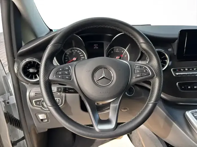Mercedes-Benz V 220