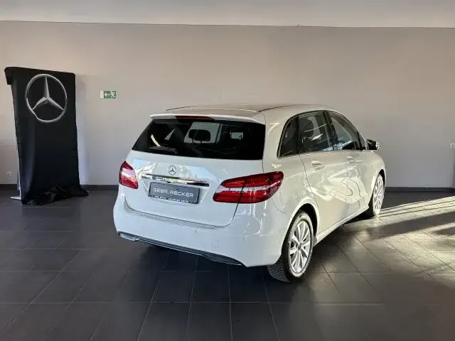Mercedes-Benz B 180