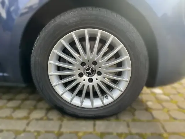 Mercedes-Benz V 220