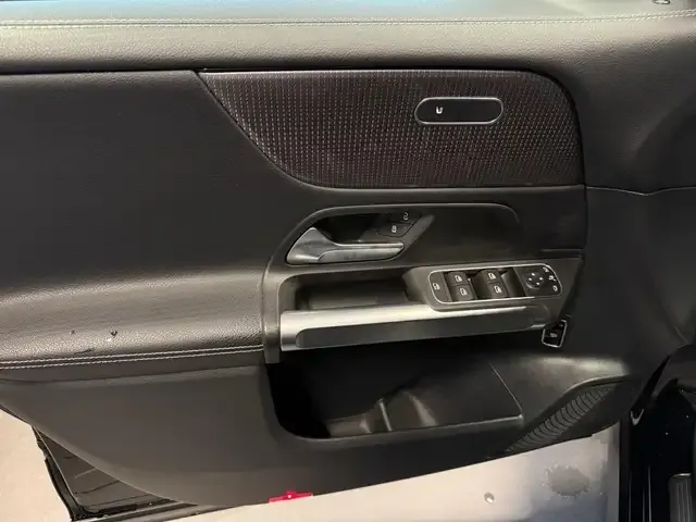 Mercedes-Benz GLB 220