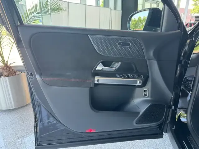 Mercedes-Benz GLB 220