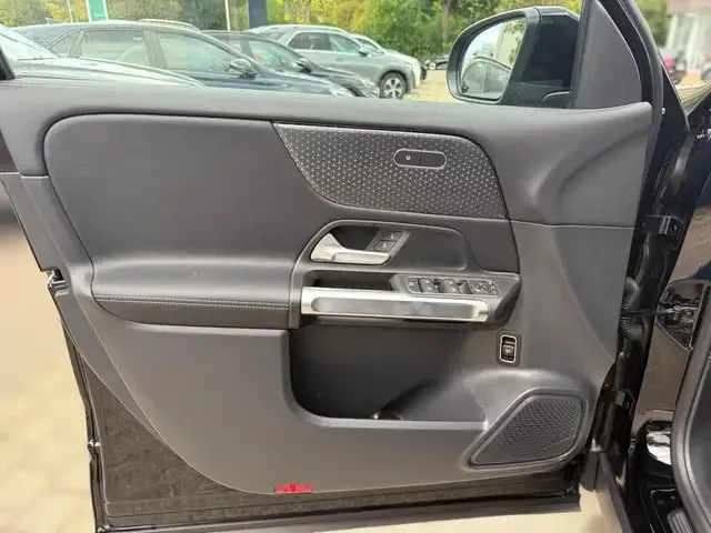 Mercedes-Benz GLB 220