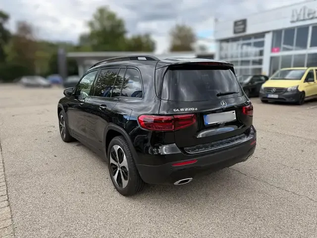 Mercedes-Benz GLB 220