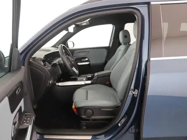 Mercedes-Benz GLB 220