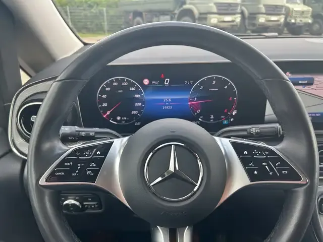 Mercedes-Benz V 220