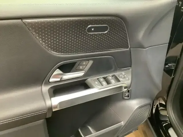 Mercedes-Benz GLB 220