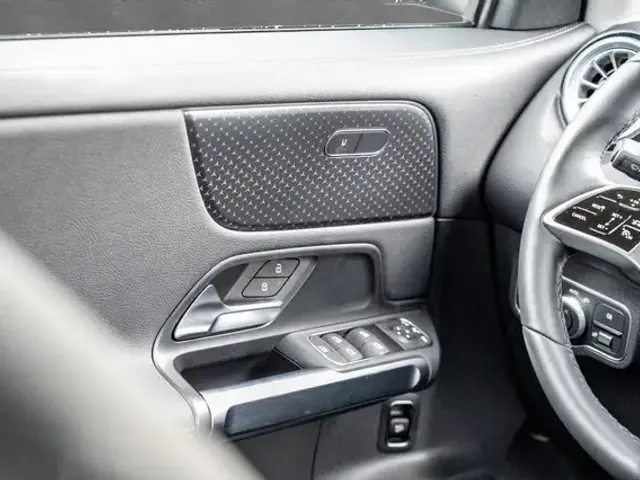 Mercedes-Benz EQB 300