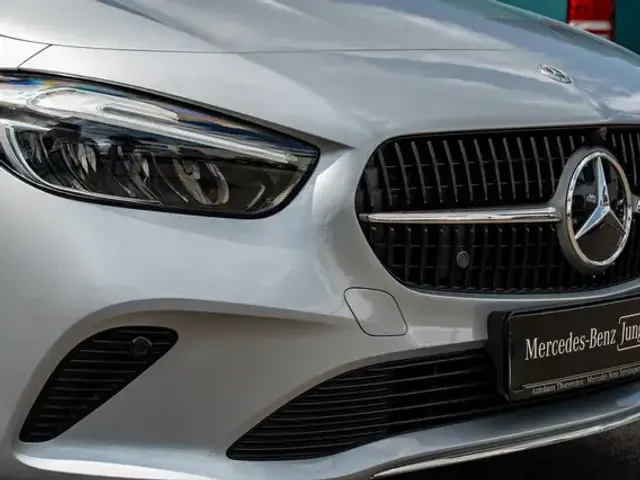 Mercedes-Benz B 180