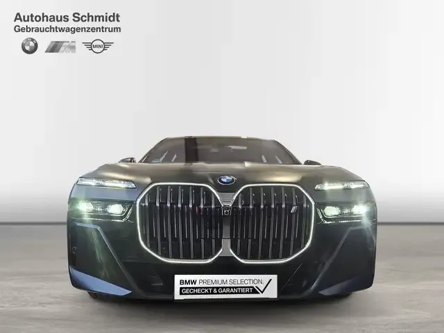 BMW i7