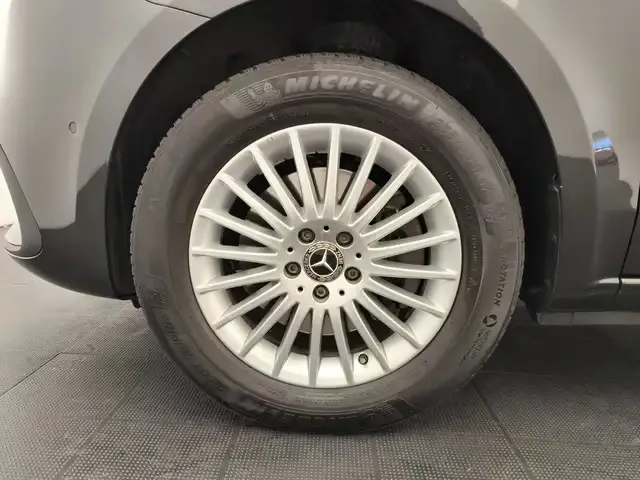 Mercedes-Benz V 220
