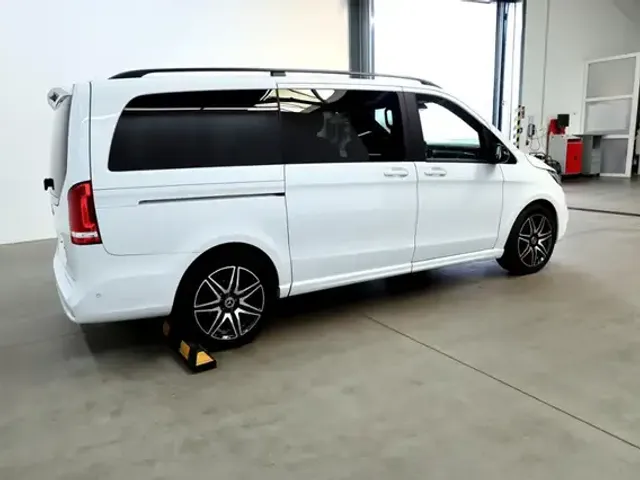Mercedes-Benz V 220