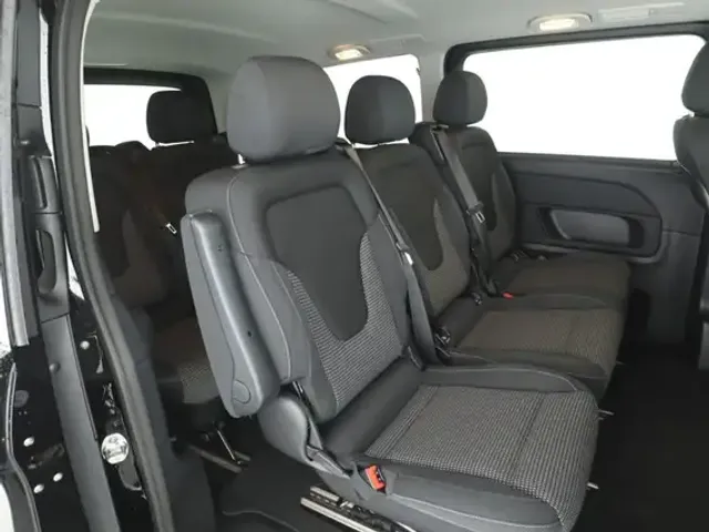 Mercedes-Benz V 220