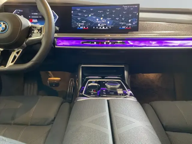 BMW i7