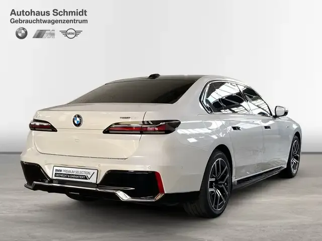 BMW i7