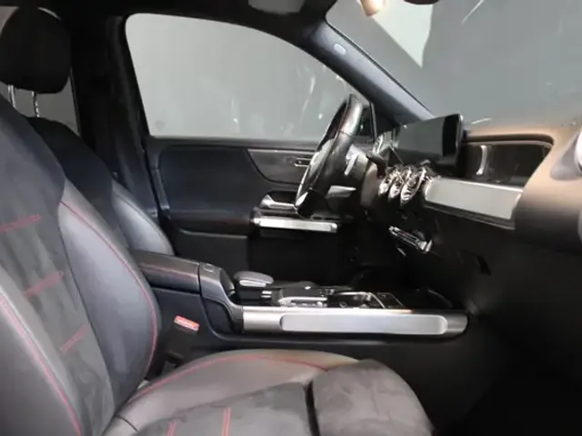 Mercedes-Benz GLB 220