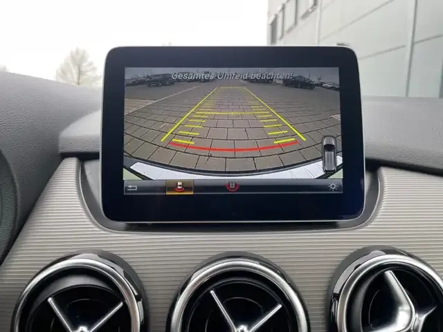 Mercedes-Benz B 180