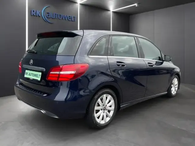 Mercedes-Benz B 180
