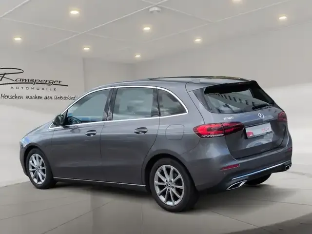 Mercedes-Benz B 180