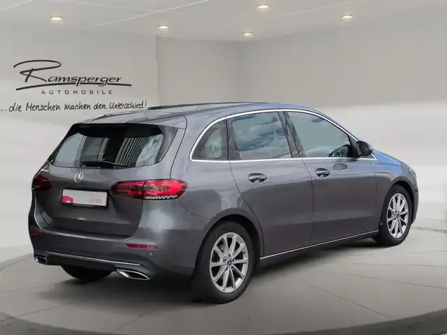 Mercedes-Benz B 180