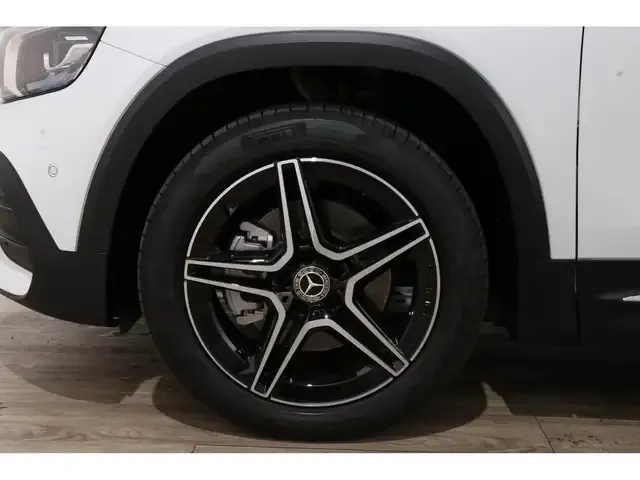 Mercedes-Benz GLB 220