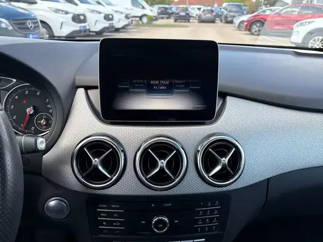 Mercedes-Benz B 180