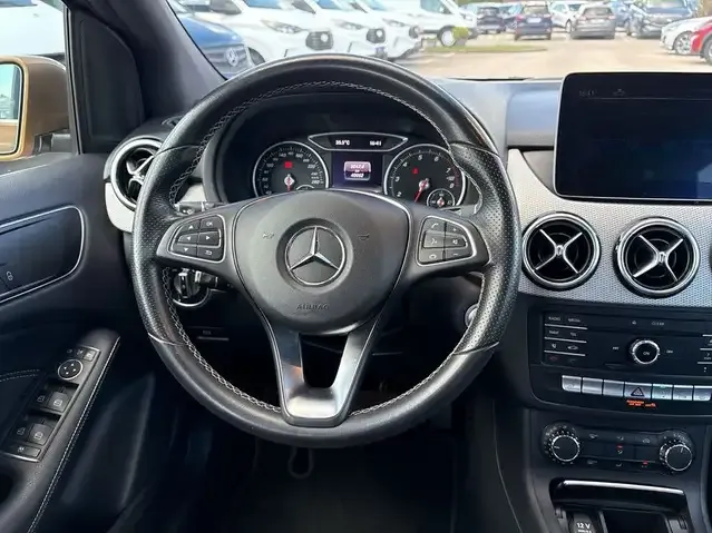 Mercedes-Benz B 180