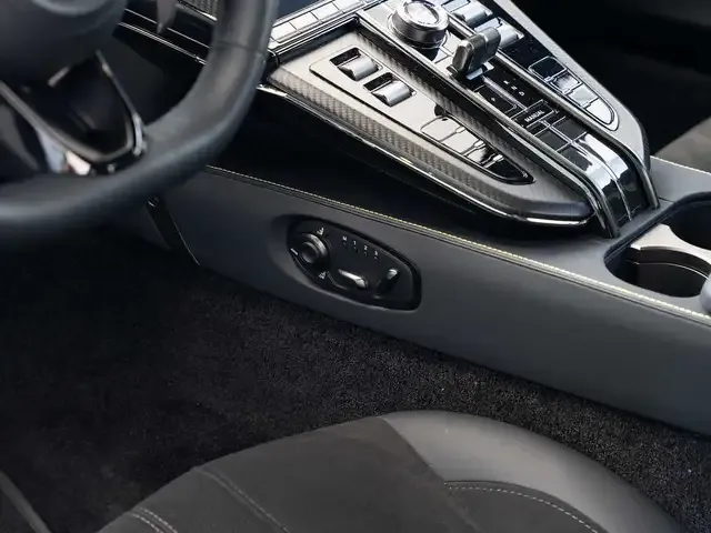 Aston Martin V8