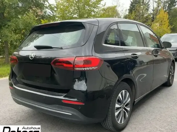 Mercedes-Benz B 180