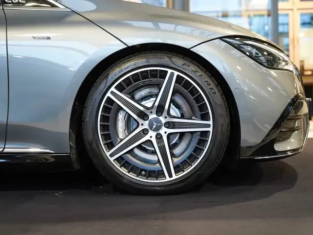 Mercedes-Benz EQE 43