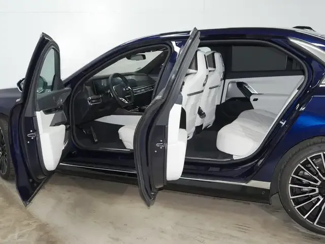 BMW i7