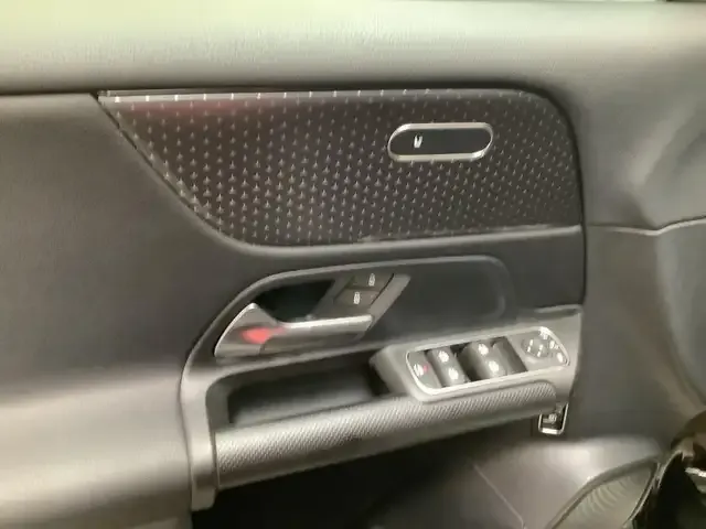 Mercedes-Benz GLB 220