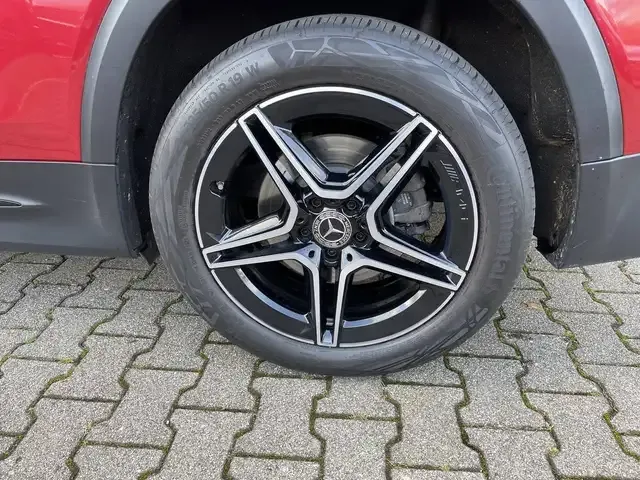 Mercedes-Benz GLB 220