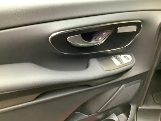 Mercedes-Benz V 220