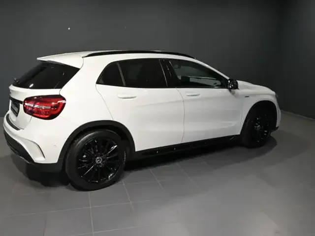 Mercedes-Benz GLA 200