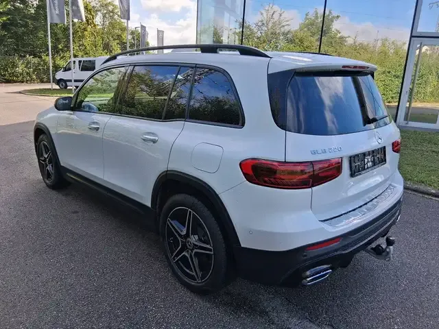 Mercedes-Benz GLB 220