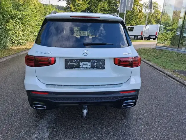 Mercedes-Benz GLB 220