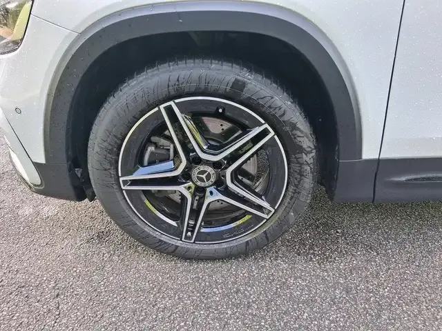 Mercedes-Benz GLB 220