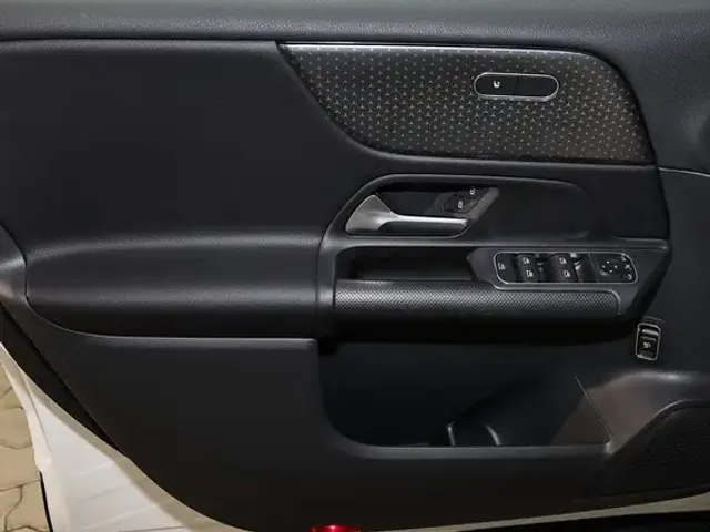 Mercedes-Benz GLB 220