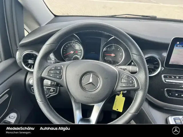Mercedes-Benz V 220