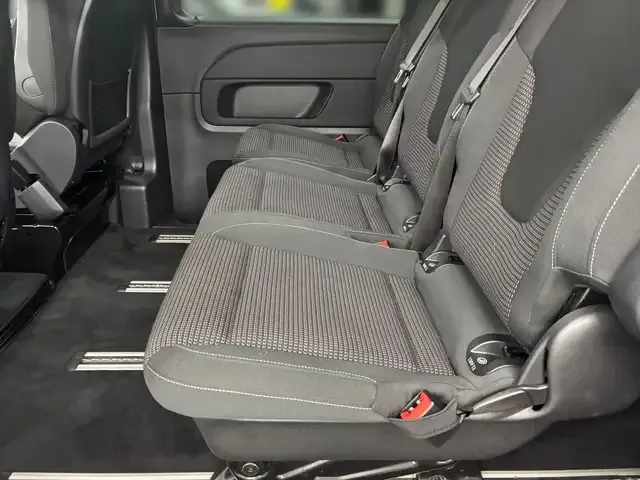 Mercedes-Benz V 220